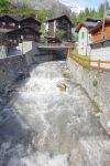 Il canale d'acqua artificiale che scorre nel centro del villaggio di Leukerbad, Svizzera - © ValeStock / Shutterstock.com