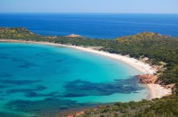 Capo Coda Cavallo: un'area marina protetta nel mare della Sardegna - la spiaggia di Capo Coda Cavallo si trova nell'omonima penisola, così chiamata per la forma a coda di cavallo ...