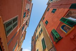 Case affacciate su una stradina del centro storico di Celle Ligure, Liguria (Italia).
