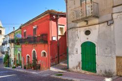 Case colorate nel centro storico del borgo di Alberona in Puglia, provincia di Foggia