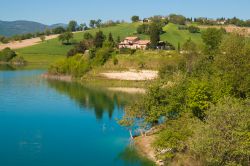 Case di vacanza sul lago di Cingoli, Marche. Negli ultimi anni il lago è diventato sempre più meta turistica per vacanzieri che cercano relax in strutture alberghiere e agriturismi ...