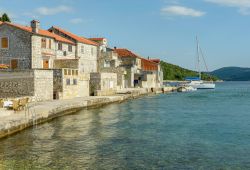 Case in pietra affacciate sul Mare Adriatico nel borgo costiero di Prvic, Croazia.
