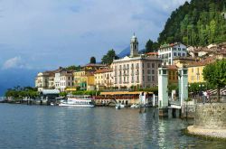 Una suggestiva immagine delle case che si affacciano sul lago di Como. Siamo a Bellagio, cittadina di quasi 4000 abitanti in provincia di Como, Lombardia - foto © leoks / Shutterstock.com ...