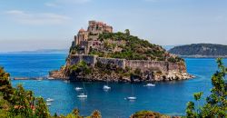 Il Castello Aragonese è il più imponente monumento storico di Ischia, costruito da Gerone I nel 474 aC. Nel 1912 il Castello fu venduto a un privato. Oggi è il monumento ...