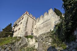 Il castello di Malcesine sul lago di Garda in primavera, Veneto. Questa fortezza medievale è passata nel corso dei secoli attraverso le mani di Longobardi, Franchi, Scaligeri, Veneziani, ...