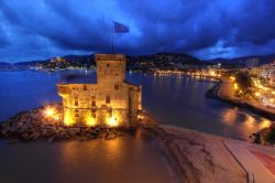 Il Castello di Rapallo "catturato" in una notte nuvolosa - Il Castello di Rapallo, chiamato anche Castello sul Mare e Castello Medievale, è conosciuto oltre che per la ...