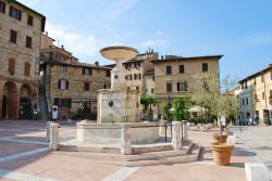 Castelnuovo Berardenga, Siena: la fontana nella piazza principale del paese - © Fabio Caironi / Shutterstock.com