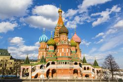 Cattedrale di San Basilio a Mosca, Russia - La sua forma che ricorda le fiamme di un falò che sale verso il cielo non ha analoghi nell'architettura russa. La cattedrale dell'Intercessione ...