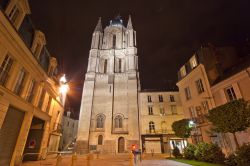 Cattedrale di San Maurizio ad Angers by night, Francia. Dal 1862 è monumento storico di Francia - © 110108498 / Shutterstock.com