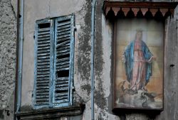 Centro storico di Ferentino: una vecchia persiana in legno colorato con a fianco un dipinto della Madonna (Lazio) - © alessandro pinto / Shutterstock.com