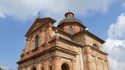 Chiesa cattolica in muratura nel centro storico di Murazzano, Piemonte.

