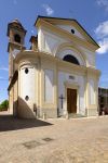 Chiesa della Santa Vergine a Volpedo, Piemonte, Italia. La bella facciata della chiesa parrocchiale della città fotografata in una giornata di sole in primavera.



