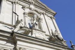 Dettaglio della chiesa di San Donato con sculture a Mondovì, Piemonte, Italia. Progettata da Francesco Gallo nel 1739 e terminata da Benedetto Alfieri e Filippo Nicolis di Robilant una ...