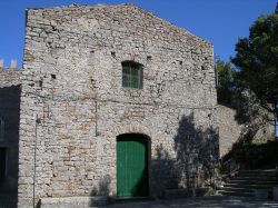 La chiesa di San Giacomo a Geraci Siculo ospita diverse opere d'arte sacra di alto valore storico.
