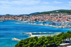 Complesso turistico di Vodizze e l'isola di Prvic, Croazia, visti dall'alto.



