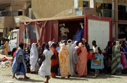 Consegna di aiuti umanitari agli abitanti di Nouakchott (Mauritania) in un mercato cittadino - © Attila JANDI / Shutterstock.com