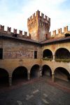 Coorte interna del Castello di Malpaga la dimora di Bartolomeo Colleoni in Lombardia a Cavernago