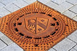 Copertura di un tombino con stemma nella città di Kaufbeuren, Germania - © cityfoto24 / Shutterstock.com