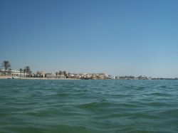La costa di Nabeul vista dal mare, Tunisia. Siamo nei pressi della penisola di Capo Bon.


