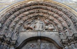 Decorazione sul portale d'ingresso della cattedrale d'Angers, Francia. Costruita in stile gotico e poi trasformata in rinascimentale, la facciata della cattedrale di San Maurizio si ...