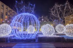 Decorazioni e luminarie natalizie nel centro di Guebwiller, Francia - © Guillaume FREY / Shutterstock.com