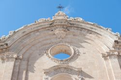 Dettaglio architettonico della chiesa di San Francesco a Monopoli, Puglia. Costruita nel XVIII° secolo, questa chiesa in stile barocco rinascimentale è una delle più belle ...