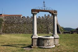 Dettaglio del pozzo con le mura della fortezza di Lonato del Garda, Lombardia, Italia.

