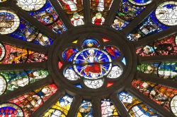 Dettaglio delle vetrate istoriate della cattedrale di San Maurizio ad Angers, Francia - © 47082550 / Shutterstock.com