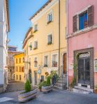 Edifici dai colori pastello nel centro storico di Alatri, Frosinone, Lazio. Secondo una leggenda furono i Ciclopi a fondare questa città, gli unici in grado di costruire le sue possenti ...