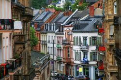 Edifici residenziali luno una strada di Wiesbaden, Germania. Nota anche come "La città del matrimonio", Wiesbaden ospita 26 sorgenti termali calde e una fredda - © Don ...
