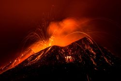 Eruzione notturna del vulcano Etna sopra a Nicolosi in Sicilia