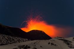Eruzione sul monte Etna, fotografata durante una escursione partita da Nicolosi (Sicilia)