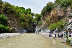 Escursione alle Gole dell'Alcantara, il parco geologico è anche nel territorio del comune di Francavilla di Sicilia - © maudanros / Shutterstock.com