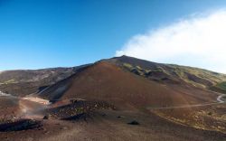 Escursione sull'Etna: il vulcano si raggiunge rapidamente da Nicolosi, conosciuta come la Porta dell'Etna