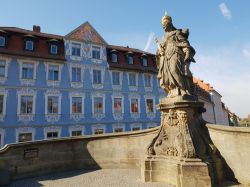 Esterno della Heller Haus a Bamberga, Germania. In primo piano, il monumento alla regina Cunegonda.




