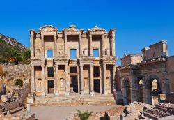 Facciata dell'antica Biblioteca di Celso a Efeso, Turchia - Realizzata in età traianea in onore di Tiberio Giulio Celso Polemeano, personaggio illustre che venne anche insignito della ...