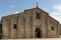 Facciata delle pieve di Volpedo, Piemonte, Italia. Luce primaverile per questo scorcio panoramico sulla facciata della chiesa romanica di Volpedo.

