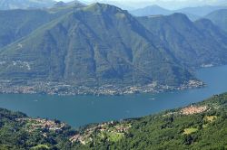 Faggeto Lario, e il panorama del Lago di Como. In questa foto sono visibil le sue frazioni principali: da sinistra si notano Molina,  Lemna  e più a destra Palanzo - © ...