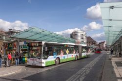Fermata degli autobus alla stazione centrale di Brema, Germania - © Philip Lange / Shutterstock.com