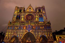 La cattedrale intitolata a Saint-Jean-Baptiste-et-Saint-Étienne di Lione illuminata durante la Fête des Lumières che si svolge in città a dicembre - foto © ...