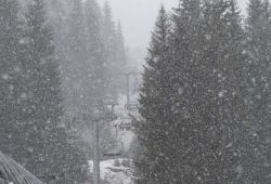 Fitta nevicata sugli impianti di risalita di Chepelare in Bulgaria