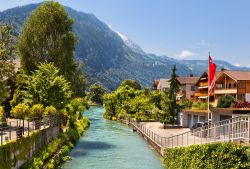 Uno scorcio paesaggistico del fiume e delle case di Interlaken, Svizzera.



