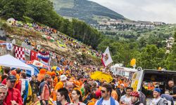 Folla di persone in attesa dei ciclisti del Tour de France all'Alpe d'Huez, Francia - © Radu Razvan / Shutterstock.com