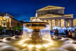Fontana del teatro Bolsoj di Mosca, Russia - Una bella immagine scattata di notte della fontana che si trova di fronte al celebre centro tetrale di Mosca © anshar / Shutterstock.com
