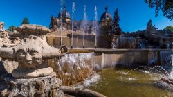 Fontana con getti d'acqua al castello di Seehof a Bamberga, Germania. La costruzione dell'edificio risale agli anni fra il 1684 e 1695 - © settantasette / Shutterstock.com