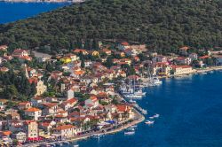 Foto aerea di Rogoznica (Croazia), cittadina di 2500 abitanti costruita in parte su un'isola collegata al continente da una strada su un terrapieno nel Mare Adriatico.
