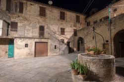 Foto by night del cortile di una casa nel centro storico di Asciano, Siena, Toscana. Secondo la leggenda questa cittadina nel cuore delle Crete senesi venne fondata da Ascanio, figlio di Remo, ...