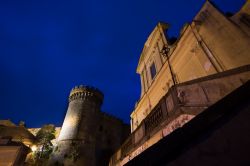Foto notturna di Bracciano, la chiesa principale e il Castello Orsini-Odescalchi