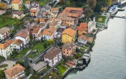 Fotografia aerea del centro di Lezzeno, il piccolo comune sul Lago di Como - © www.triangololariano.it