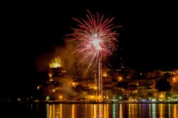 Fuochi d'artificio sul lago di Bracciano a Anguillara Sabazia, Lazio.
